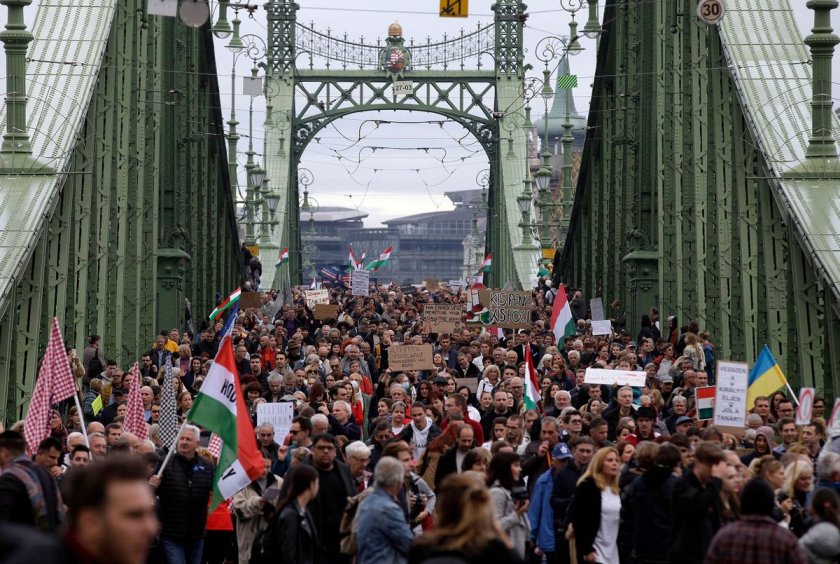 Хиляди унгарци, включително учители, ученици и студенти, излязоха на протестен