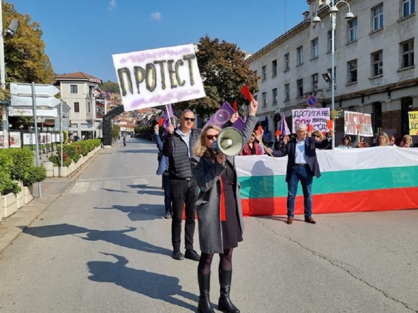 Членове на КНСБ затвориха главната улица във Велико Търново, настоявайки
