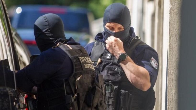 Задържаха 10 души при разкриването на група за каналджийство