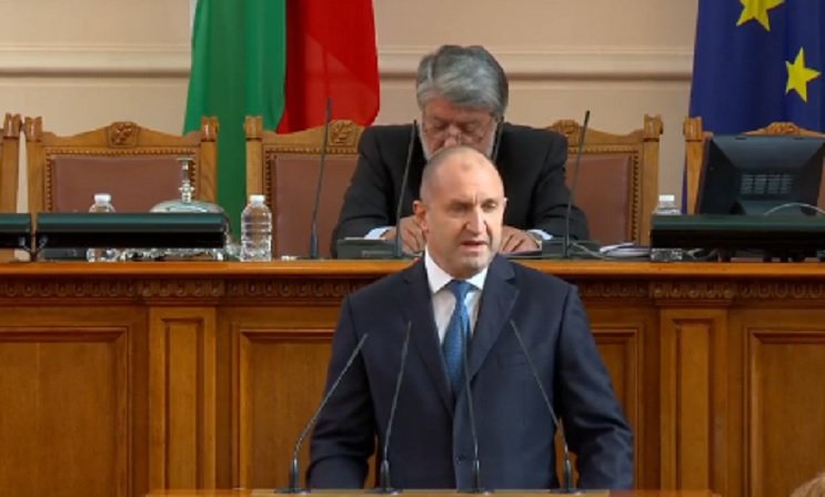 Радев се бъзика с парламента от Брюксел