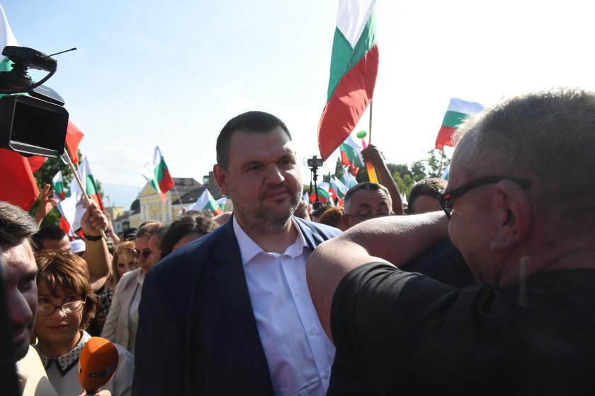 Пеевски: Ще видим дали политиците живеят в България или на Марс