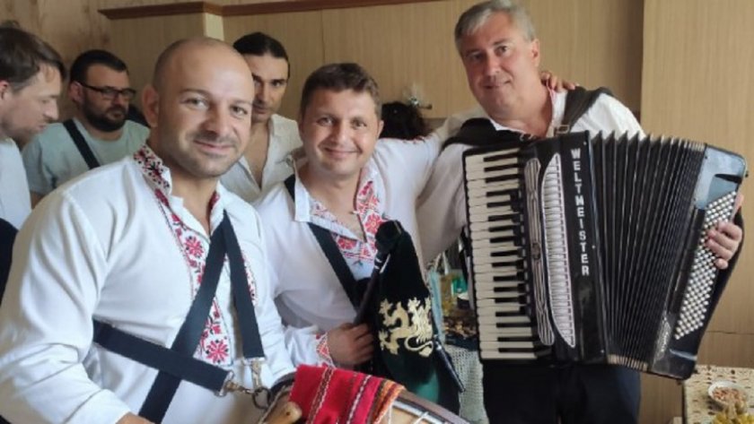 Изпълнителят на прочутия хит за Васко Жабата Ангел Павлов, се