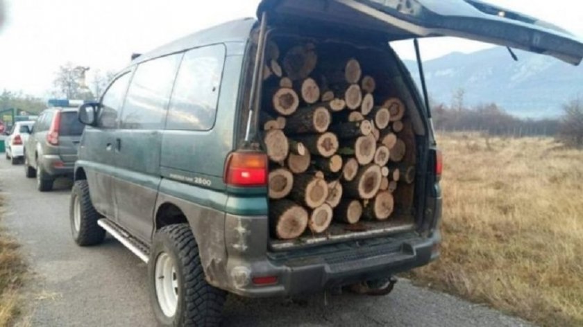 Кражба на дърва за огрев, разкриха полицаи от Велико Търново.