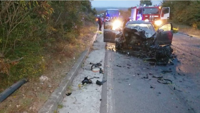 Трима пострадали при катастрофа между кола и бус с турска