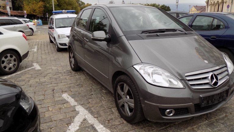 Спряха от движение две коли заради незаконен превоз на пътници в София