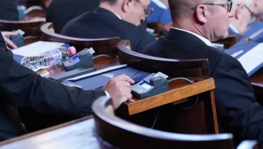 След повече от 7 часа препирни, депутатите отново се спънаха