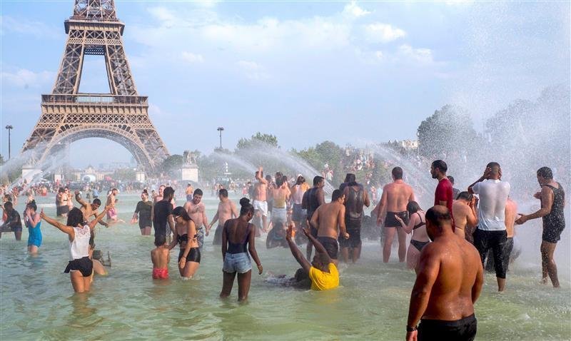 Във Франция лятото се завръща с температури до 30 градуса