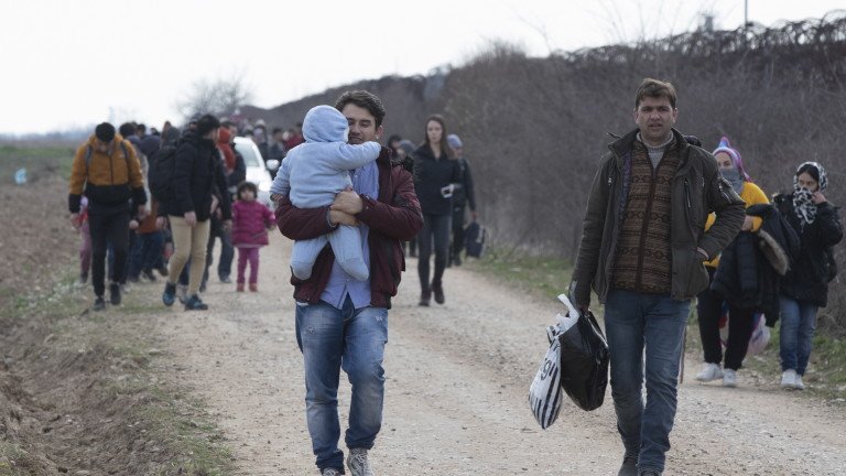 ЕС готви план за доброволно споделяне на 10 000 мигранти годишно