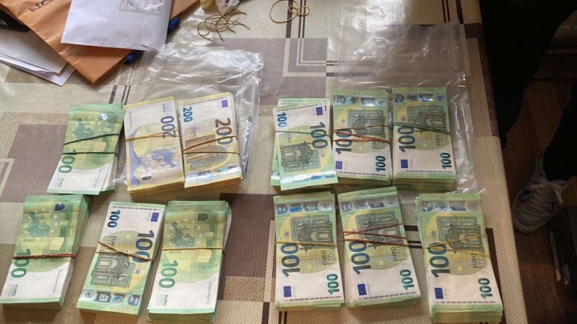 Спецакция в Стражица: Иззеха 200 000 евро от дома на "Барабанчетата" (СНИМКИ)