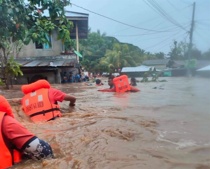 Най-малко 31 души загинаха, след като проливни дъждове, причинени от
