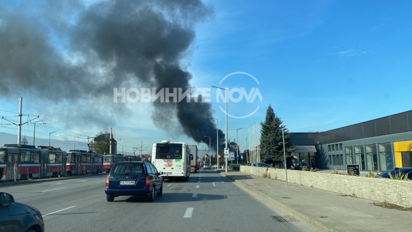 Пожар пламна в къща на бул. Ботевградско шосе в София.