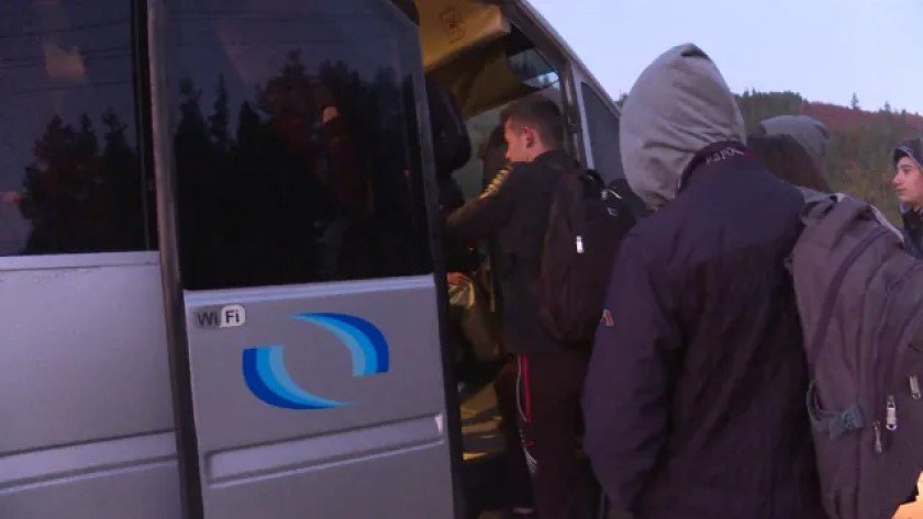 В XXI век: Деца ходят километри пеша през планина, за да хванат автобуса за училище