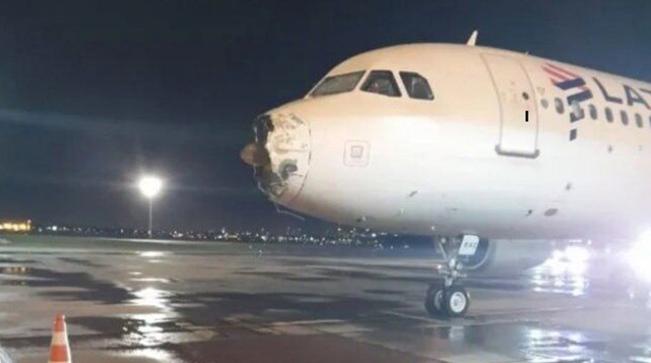 Пилоти приземиха самолет, след като го удари мълния (ВИДЕО)