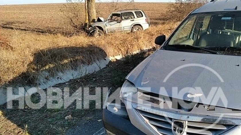 Шофьорка се заби в дърво след сблъсък с две коли край село Маринка (СНИМКИ)
