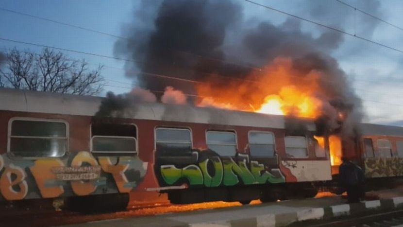 Правят оглед след пожара във влака София - Варна