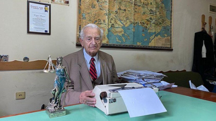 Почина най-възрастният действащ адвокат в България. На 94-годишна възраст тази