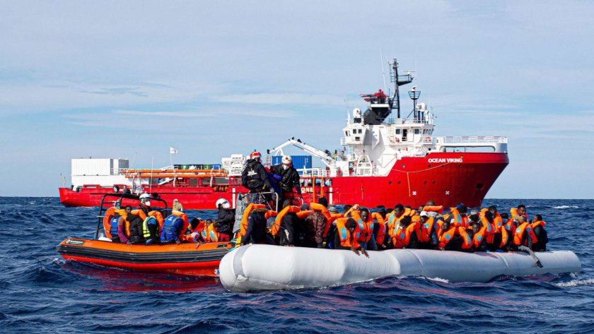 Хуманитарни групи, които се грижат за близо 1000 спасени мигранти