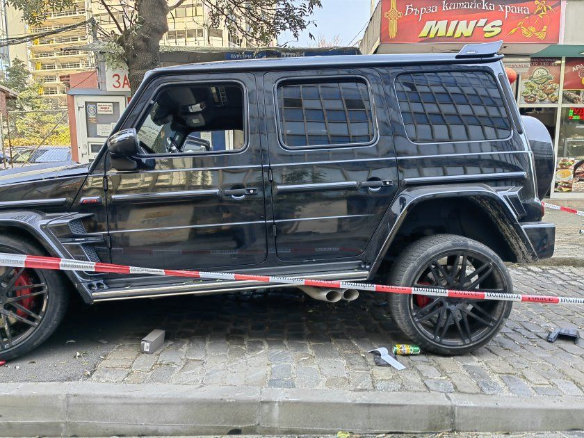 Огромен и много скъп джип помете спирка в центъра на