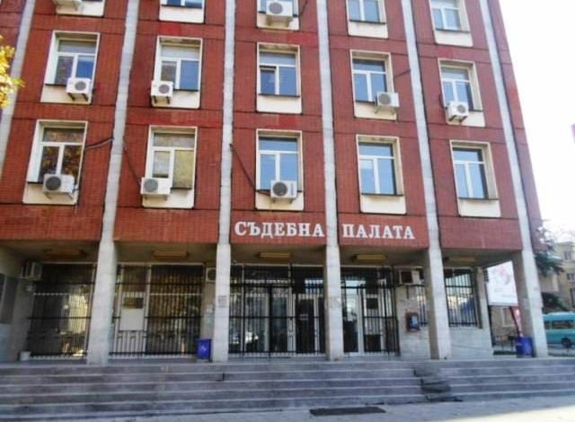 Потрес: Хулиган скача върху кола на Районния съд в Плевен и плюе