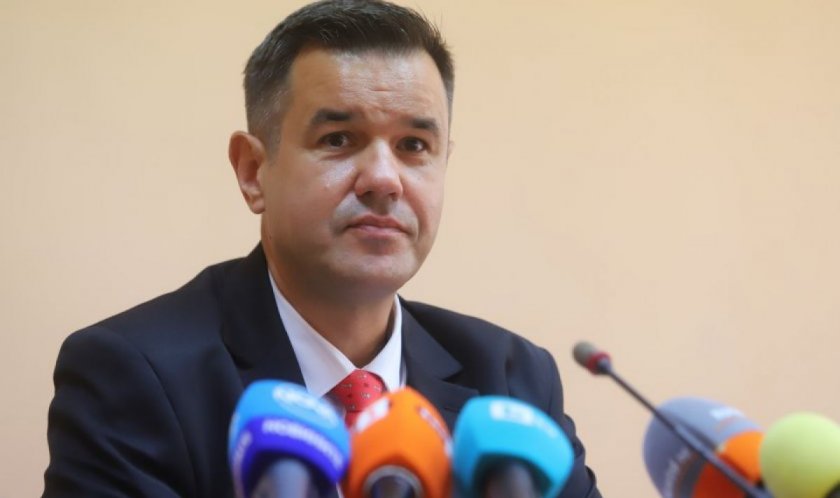Министър Стоянов: Страхът от тежката зима и търсенето направиха дървата скъпи 
