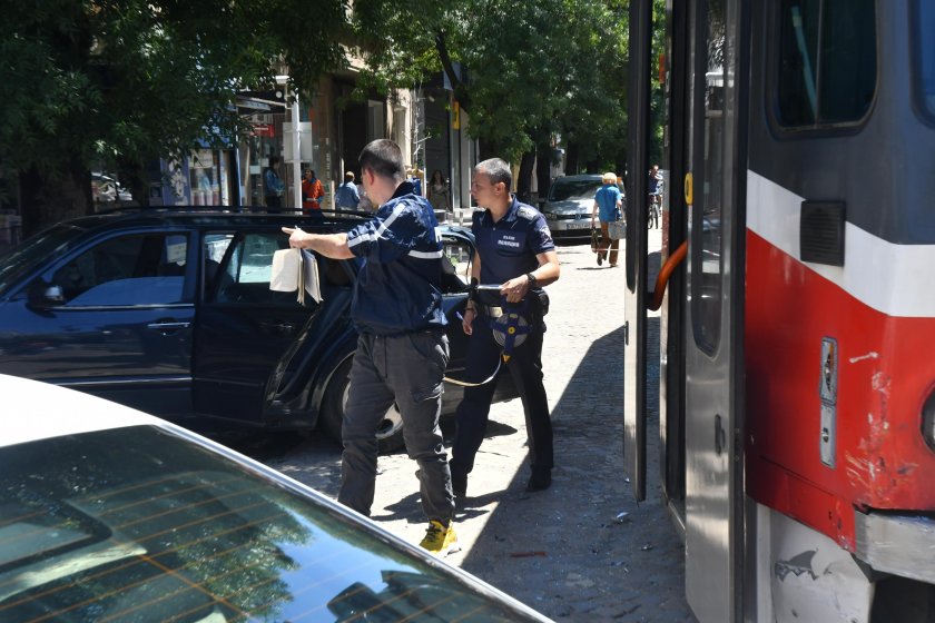 Трамвай и кола се удариха в центъра на София