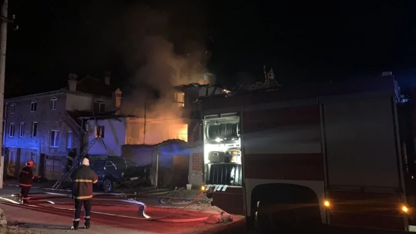 Измъкнаха две сестри от пламнала къща в Пловдив 