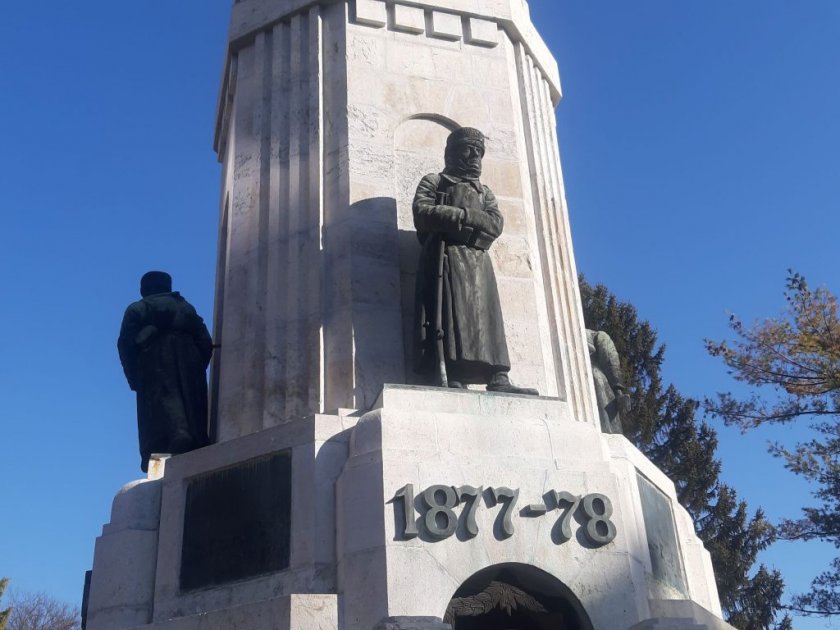 Поругаха паметника Майка България във Велико Търново. Метален щик на