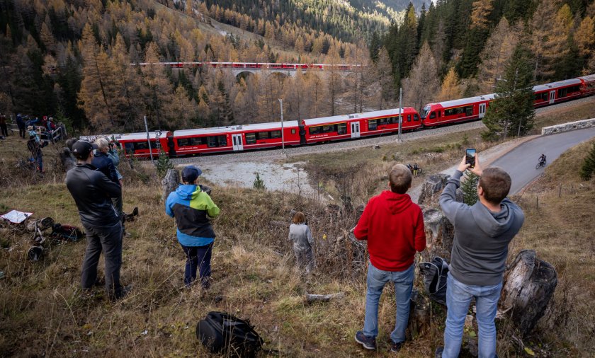 Швейцария с най-дългия влак в света - 100 вагона и 1,9 км
