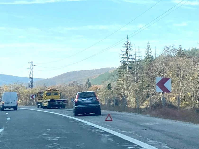 Две катастрофи блокираха автомагистрала Хемус, видя репортер на Lupa.bg. Движението