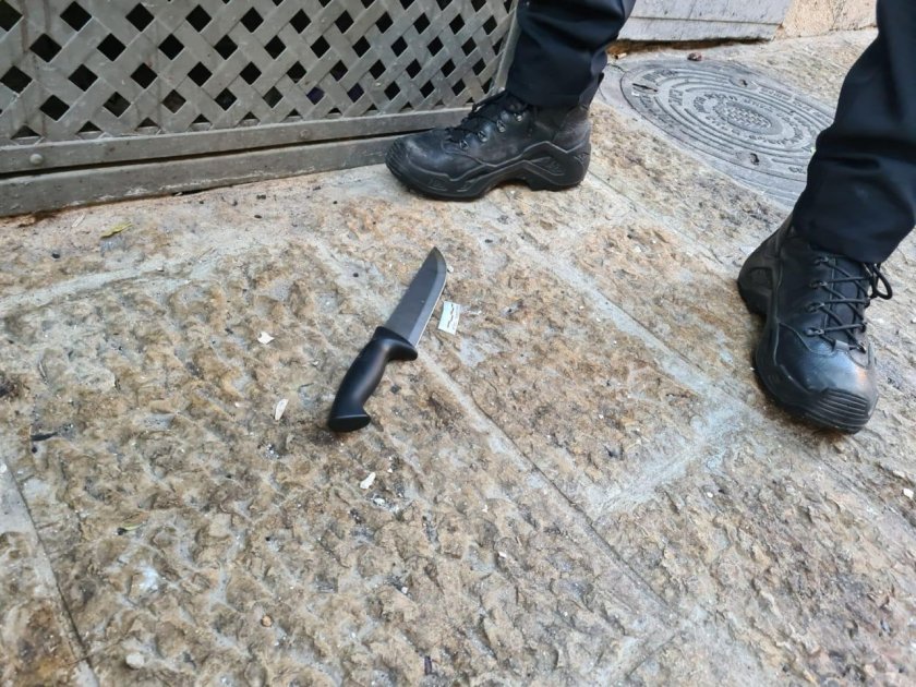 Нападател намушка с нож полицай в Йерусалим
