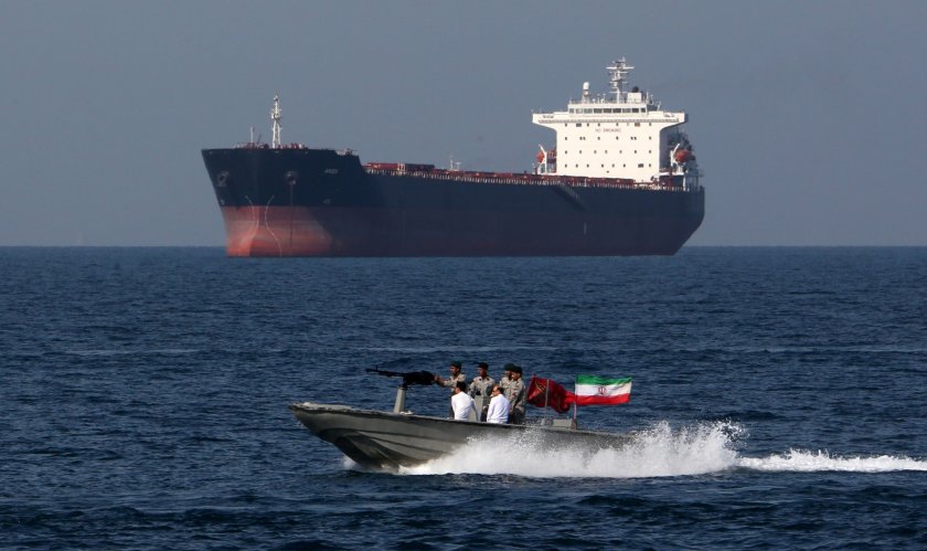 Иранските военноморски сили са заловили кораб с чуждестранна регистрация, който