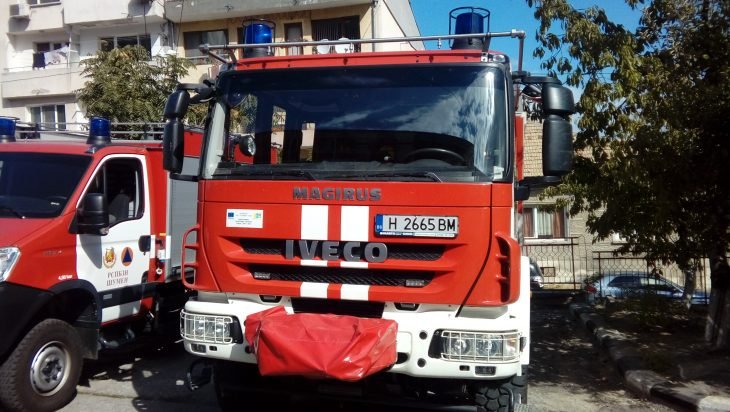 Пожари фламбираха киа и обор в Силистренско