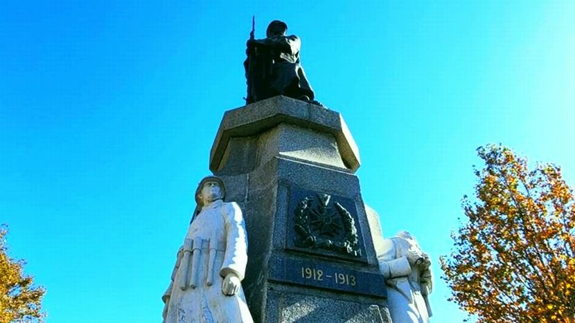 Обезглавиха паметник на незнайния войн в Хасково (Снимка)