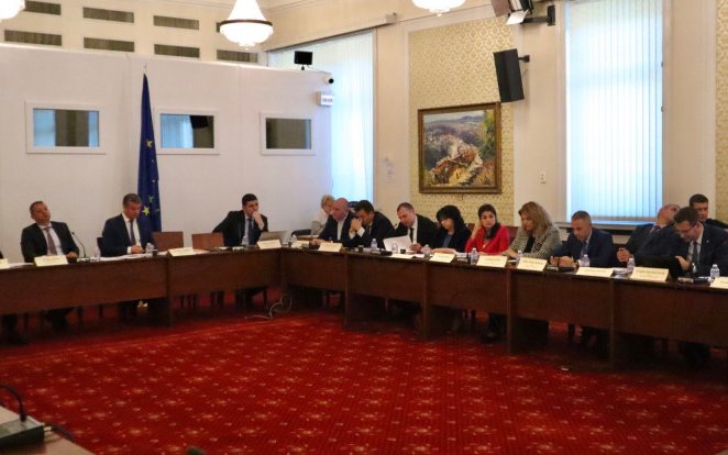 Енергийната комисия: Криза! Удължаваме компенсациите за бизнеса