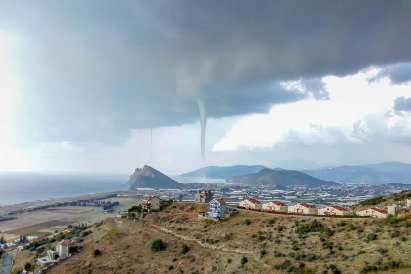 Торнадо вилня днес край курорта Алания, окръг Анталия (Южна Турция),