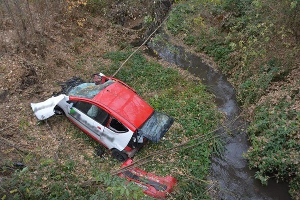 Водач на автомобил падна в дере край хасковското село Клокотница.Изпратените