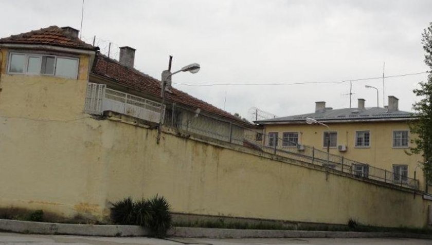 Затворник съди държавата за 100 бона