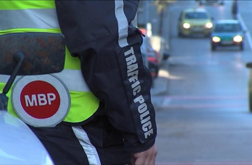 Лек автомобил катастрофира в близост до главния вход на болница