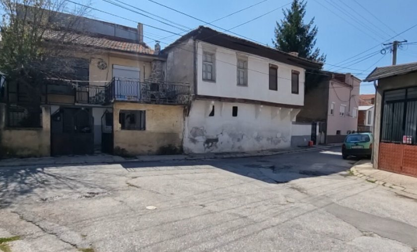 Вандали мятаха камъни по къщата на Димитър Талев в Бистрица 