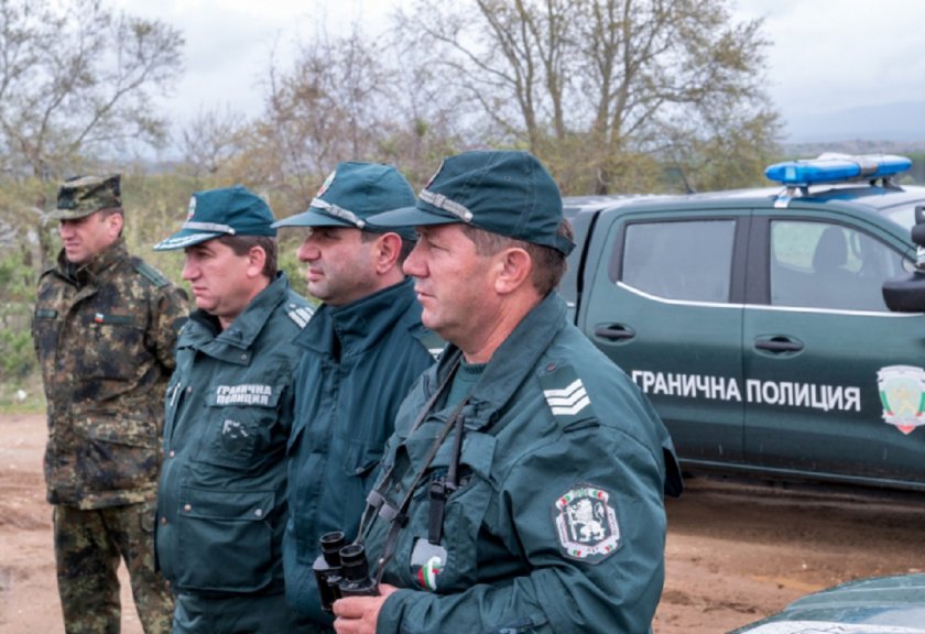 Тези хора там са като опълченци! Липсва им всякаква екипировка,