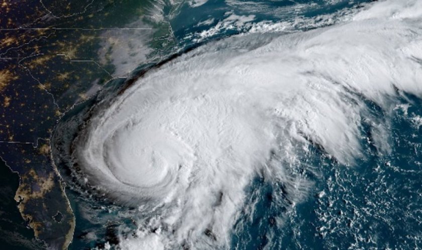 Флорида се готви да посрещне бурята Никол