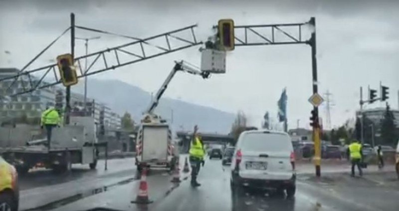 Аварийни екипи подменят конструкцията на един от светофарите на софийския