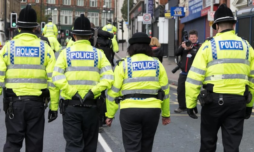 Британската полиция издаде заповед за арест на 16-годишно момче, издирвано