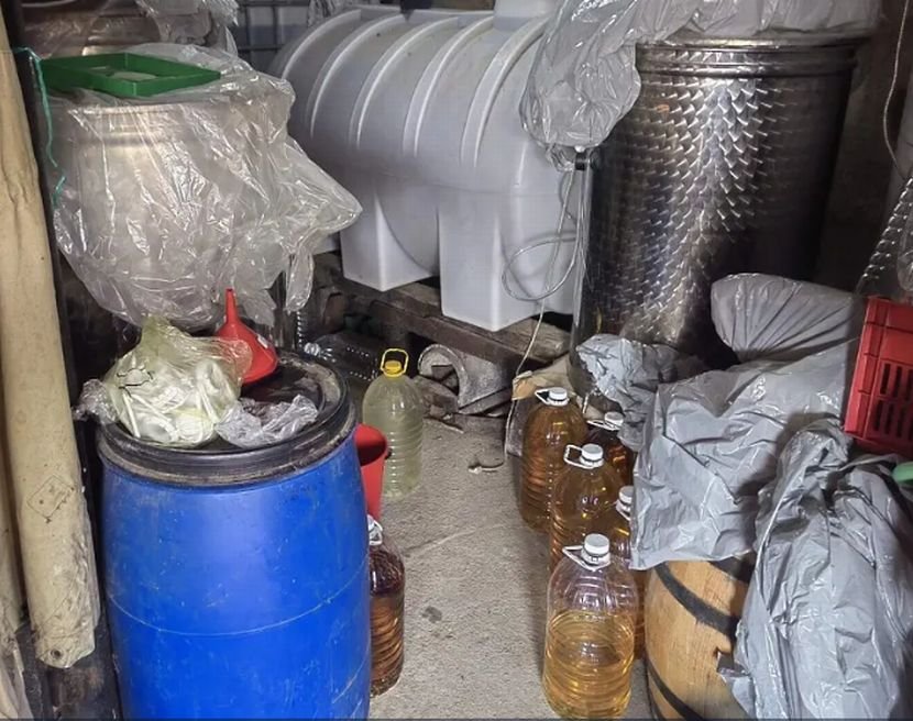 Митничари иззеха нелегален алкохол и гориво