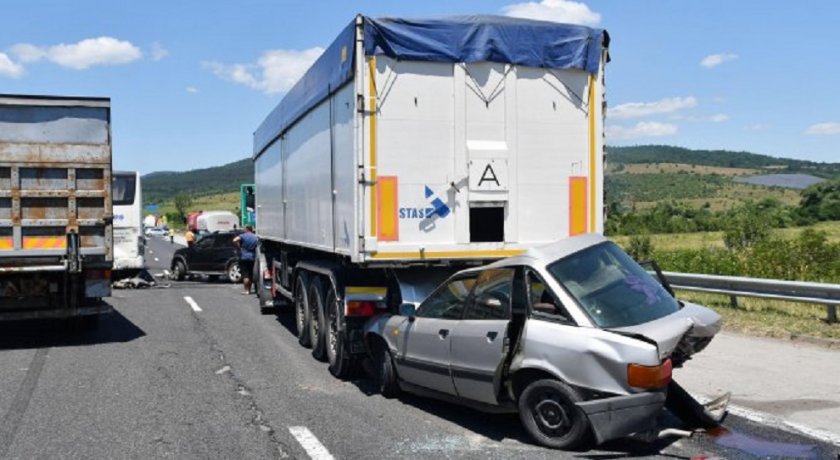 Кола се удари челно в камион край Котел