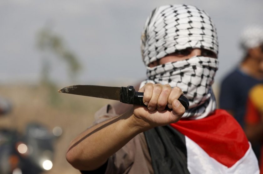Палестинец уби двама израелци и рани четирима други при нападение