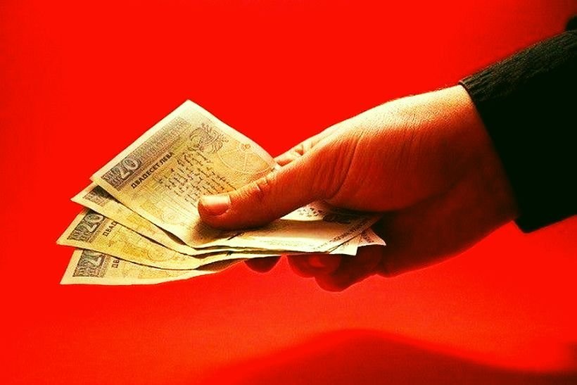Полицията в Бургас търси собственика на крупна сума пари, намерена в центъра на града