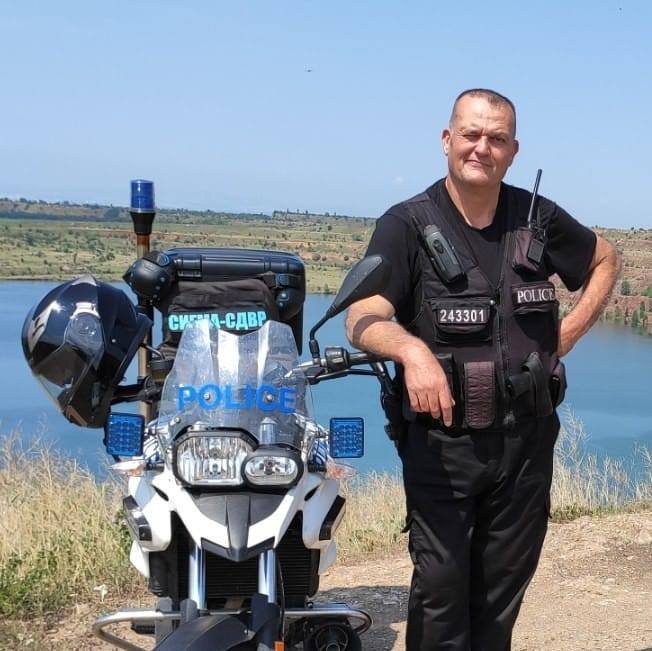 Кирил Петков е тежко пострадалият полицай в катастрофата с буса