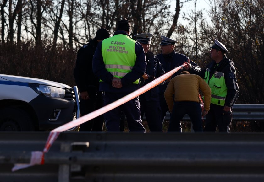 Операцията на пострадалия при инцидента край Казичене полицай приключи. Мъжът е с черепно-мозъчна