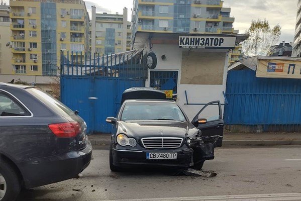 Четири коли се удариха на булевард в София